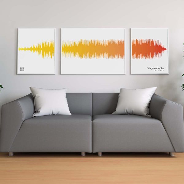 poster i tre delar på vägg ovanför soffa med horisontell gulröd ljudvåg