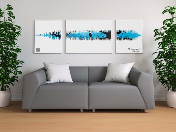 Ljudvågstavla i tre delar som hänger på vägg ovanför soffa. Ljudvågen illustrerar melodin the power of love med Celine Dion