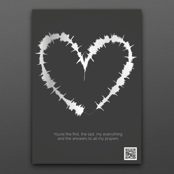 Vit ljudvåg formad som ett hjärta på en grå affisch.