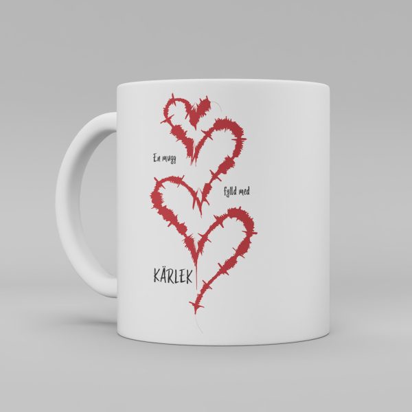 Vit keramikmugg med text: "en mugg full av kärlek "runt hjärtan av röd ljudvåg