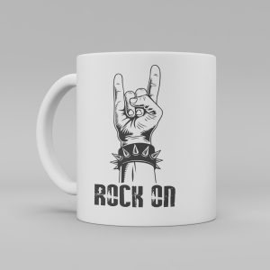 Vit keramikmugg med en knuten hand som håller upp pek och lillfinger under står texten: Rock on