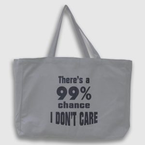 Foto på en grå tygväska med svart engelsk text: "There's a 99% chance I don't care"