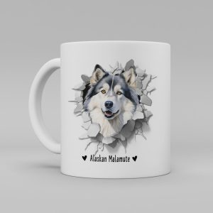 Vit keramikmugg med illustration av ett hundhuvud som "tittar ut genom" ett illustrerat hål. Hunden är av rasen Alaskan Malamute