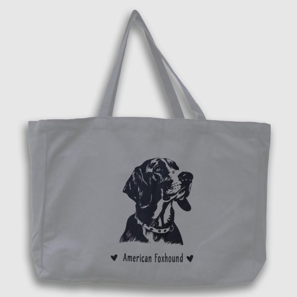 Foto av grå tygväska med svart illustration av hundhuvud av rasen American Foxhound