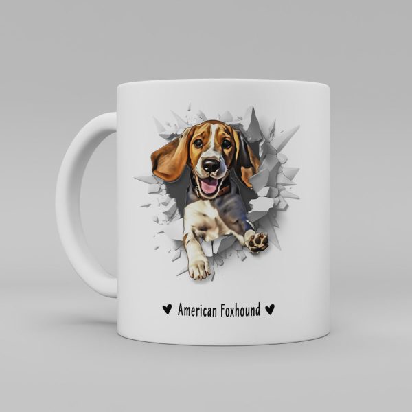 Vit keramikmugg med illustration av ett hundhuvud som "tittar ut genom" ett illustrerat hål. Hunden är av rasen American foxhound