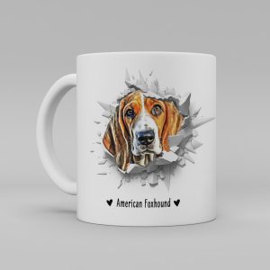 Vit keramikmugg med illustration av ett hundhuvud som "tittar ut genom" ett illustrerat hål. Hunden är av rasen American foxhound