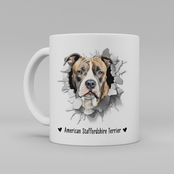 Vit keramikmugg med illustration av ett hundhuvud som "tittar ut genom" ett illustrerat hål. Hunden är av rasen American staffordshire terrier