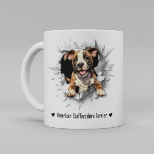 Vit keramikmugg med illustration av ett hundhuvud som "tittar ut genom" ett illustrerat hål. Hunden är av rasen American staffordshire terrier