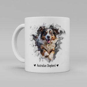 Vit keramikmugg med illustration av ett hundhuvud som "tittar ut genom" ett illustrerat hål. Hunden är av rasen Australian Shepherd