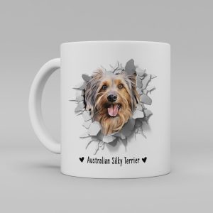 Vit keramikmugg med illustration av ett hundhuvud som "tittar ut genom" ett illustrerat hål. Hunden är av rasen Australian Silky Terrier