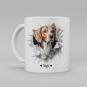 Vit keramikmugg med illustration av ett hundhuvud som "tittar ut genom" ett illustrerat hål. Hunden är av rasen Beagle