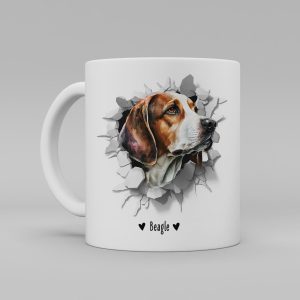 Vit keramikmugg med illustration av ett hundhuvud som "tittar ut genom" ett illustrerat hål. Hunden är av rasen Beagle