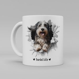 Vit keramikmugg med illustration av ett hundhuvud som "tittar ut genom" ett illustrerat hål. Hunden är av rasen Bearded collie