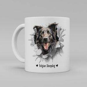 Vit keramikmugg med illustration av ett hundhuvud som "tittar ut genom" ett illustrerat hål. Hunden är av rasen Belgian Sheepdog