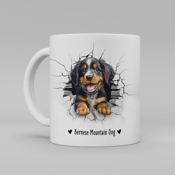 Vit keramikmugg med illustration av ett hundhuvud som "tittar ut genom" ett illustrerat hål. Hunden är av rasen Bernese Mountain Dog