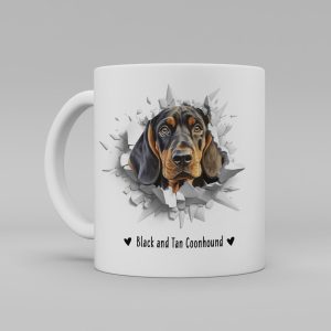 Vit keramikmugg med illustration av ett hundhuvud som "tittar ut genom" ett illustrerat hål. Hunden är av rasen Black and Tan Coonhound