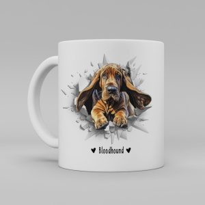 Vit keramikmugg med illustration av ett hundhuvud som "tittar ut genom" ett illustrerat hål. Hunden är av rasen Bloodhound