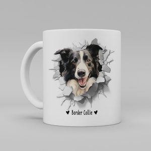 Vit keramikmugg med illustration av ett hundhuvud som "tittar ut genom" ett illustrerat hål. Hunden är av rasen Border Collie