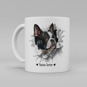 Vit keramikmugg med illustration av ett hundhuvud som "tittar ut genom" ett illustrerat hål. Hunden är av rasen Boston Terrier