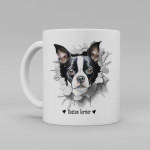 Vit keramikmugg med illustration av ett hundhuvud som "tittar ut genom" ett illustrerat hål. Hunden är av rasen Boston Terrier