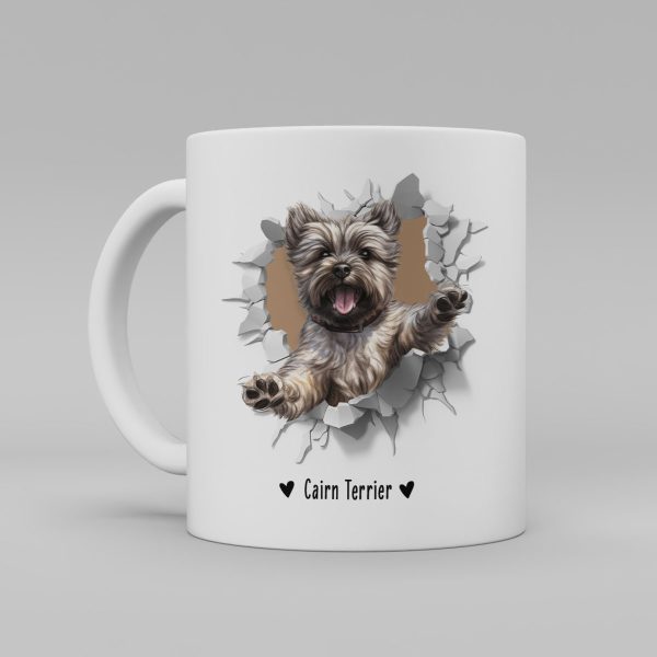 Vit keramikmugg med illustration av ett hundhuvud som "tittar ut genom" ett illustrerat hål. Hunden är av rasen Cairn Terrier