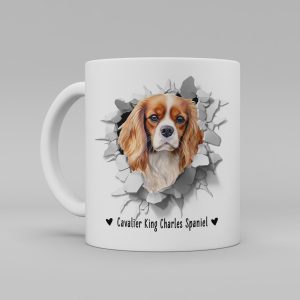 Vit keramikmugg med illustration av ett hundhuvud som "tittar ut genom" ett illustrerat hål. Hunden är av rasen Cavalier King Charles