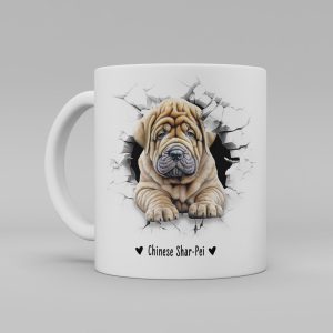 Vit keramikmugg med illustration av ett hundhuvud som "tittar ut genom" ett illustrerat hål. Hunden är av rasen Chinese Shar-Pei