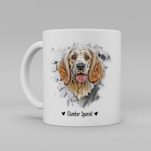 Vit keramikmugg med illustration av ett hundhuvud som "tittar ut genom" ett illustrerat hål. Hunden är av rasen Clumber Spaniel