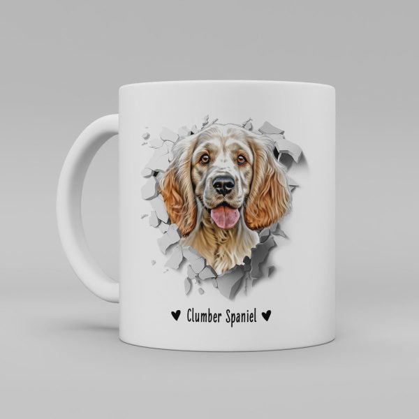 Vit keramikmugg med illustration av ett hundhuvud som "tittar ut genom" ett illustrerat hål. Hunden är av rasen Clumber Spaniel