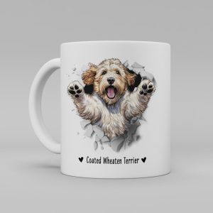 Vit keramikmugg med illustration av ett hundhuvud som "tittar ut genom" ett illustrerat hål. Hunden är av rasen Coated Wheaten Terrier