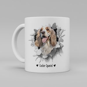 Vit keramikmugg med illustration av ett hundhuvud som "tittar ut genom" ett illustrerat hål. Hunden är av rasen Cocker Spaniel