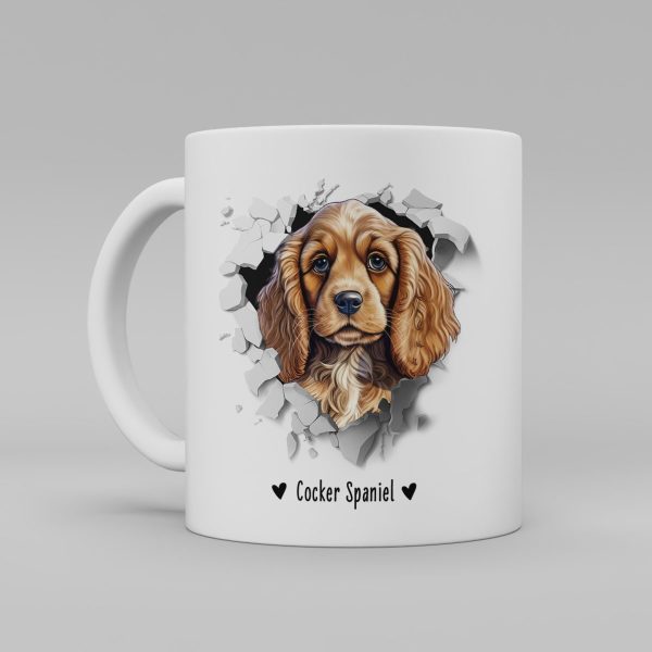 Vit keramikmugg med illustration av ett hundhuvud som "tittar ut genom" ett illustrerat hål. Hunden är av rasen Cocker Spaniel