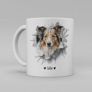 Vit keramikmugg med illustration av ett hundhuvud som "tittar ut genom" ett illustrerat hål. Hunden är av rasen Collie