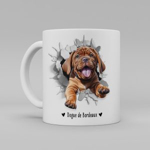 Vit keramikmugg med illustration av ett hundhuvud som "tittar ut genom" ett illustrerat hål. Hunden är av rasen Dogue de Bordeaux