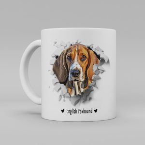 Vit keramikmugg med illustration av ett hundhuvud som "tittar ut genom" ett illustrerat hål. Hunden är av rasen English Foxhound