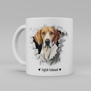 Vit keramikmugg med illustration av ett hundhuvud som "tittar ut genom" ett illustrerat hål. Hunden är av rasen English Foxhound