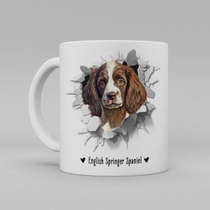 Vit keramikmugg med illustration av ett hundhuvud som "tittar ut genom" ett illustrerat hål. Hunden är av rasen English Springer Spaniel