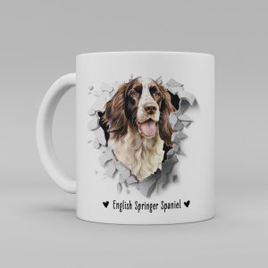 Vit keramikmugg med illustration av ett hundhuvud som "tittar ut genom" ett illustrerat hål. Hunden är av rasen English Springer Spaniel