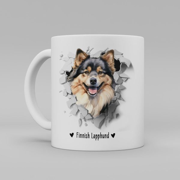 Vit keramikmugg med illustration av ett hundhuvud som "tittar ut genom" ett illustrerat hål. Hunden är av rasen Finnish Lapphund