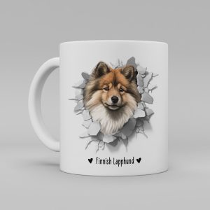 Vit keramikmugg med illustration av ett hundhuvud som "tittar ut genom" ett illustrerat hål. Hunden är av rasen Finnish Lapphund