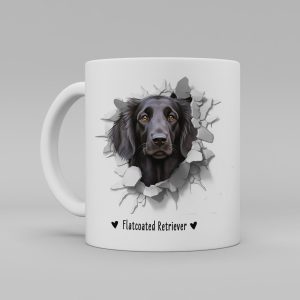 Vit keramikmugg med illustration av ett hundhuvud som "tittar ut genom" ett illustrerat hål. Hunden är av rasen Flatcoated Retriever