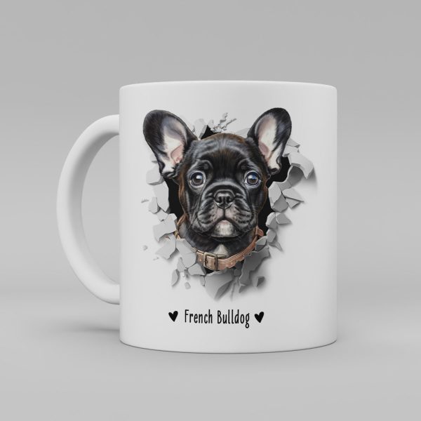 Vit keramikmugg med illustration av ett hundhuvud som "tittar ut genom" ett illustrerat hål. Hunden är av rasen French Bulldog