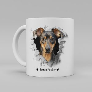 Vit keramikmugg med illustration av ett hundhuvud som "tittar ut genom" ett illustrerat hål. Hunden är av rasen German Pinscher