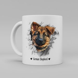 Vit keramikmugg med illustration av ett hundhuvud som "tittar ut genom" ett illustrerat hål. Hunden är av rasen German Shepherd