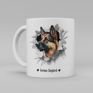 Vit keramikmugg med illustration av ett hundhuvud som "tittar ut genom" ett illustrerat hål. Hunden är av rasen German Shepherd