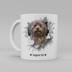 Vit keramikmugg med illustration av ett hundhuvud som "tittar ut genom" ett illustrerat hål. Hunden är av rasen Hungarian Puli