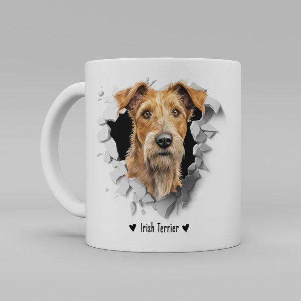 Vit keramikmugg med illustration av ett hundhuvud som "tittar ut genom" ett illustrerat hål. Hunden är av rasen Irish Terrier