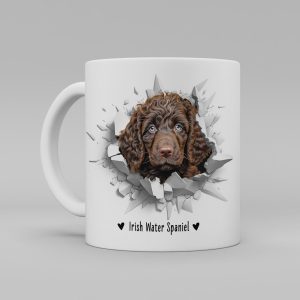 Vit keramikmugg med illustration av ett hundhuvud som "tittar ut genom" ett illustrerat hål. Hunden är av rasen Irish Water Spaniel