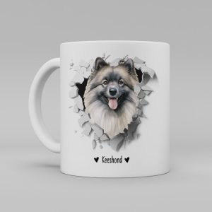 Vit keramikmugg med illustration av ett hundhuvud som "tittar ut genom" ett illustrerat hål. Hunden är av rasen Keeshond