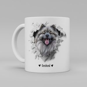 Vit keramikmugg med illustration av ett hundhuvud som "tittar ut genom" ett illustrerat hål. Hunden är av rasen Keeshond